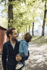 Glücklicher Vater schaut auf Kleinkind Junge Spaß im Park - MASF32359