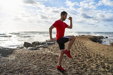 Engagierter Mann trainiert am Strand - VEGF06080