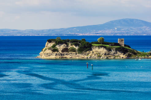 Griechenland, Zentralmazedonien, Chalkidiki, Kleine Halbinsel, umgeben vom blauen Wasser des Mittelmeers im Sommer - THAF03096