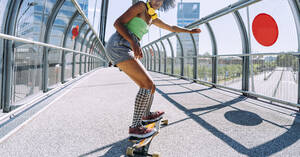 Junge Frau Longboard tanzen auf Brücke - OIPF02429