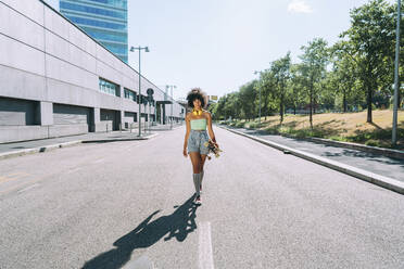 Frau mit Skateboard auf der Straße - OIPF02441