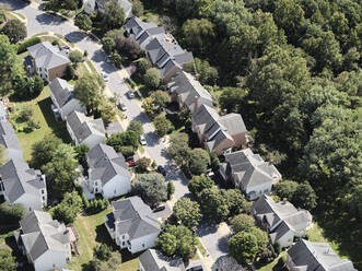 USA, Virginia, Leesburg, Luftaufnahme von Vorstadthäusern - BCDF00621