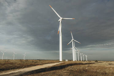 Windkraftanlagen unter bewölktem Himmel - SIF00515