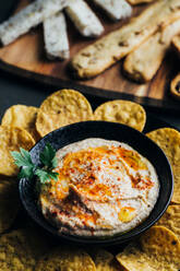 Leckerer Hummus mit Paprika, Olivenöl und etwas Brot zum Dippen - ADSF39621