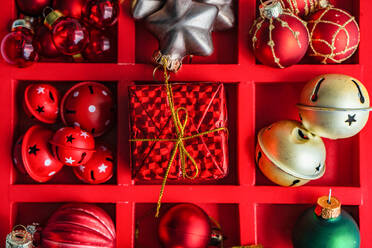 Von oben rote Holzkiste voll mit festlichen Dekorationen für die Weihnachtszeit - ADSF39654
