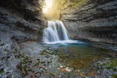 See mit ruhigem, sauberem Wasser in der Nähe einer majestätischen Kaskade in den Bergen des Nationalparks Ordesa y Monte Perdido in Huesca, Spanien - ADSF39699