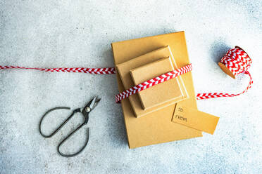 Von oben Weihnachtsgeschenk-Boxen mit leuchtend roten und weißen Band auf Beton Hintergrund - ADSF39794