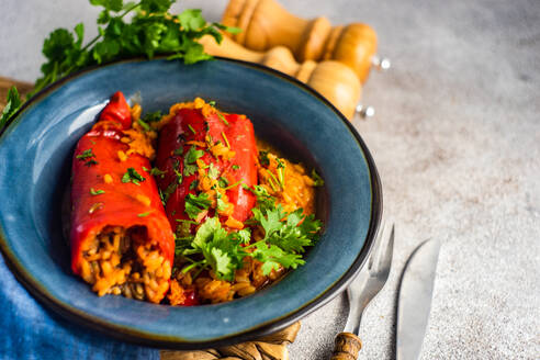 Von oben gefüllte Paprikaschoten in blauer Vintage-Schale mit Tomatensauce gedünstet - ADSF39798