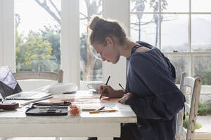 Teenager-Mädchen (16-17) beim Zeichnen zu Hause - TETF01819