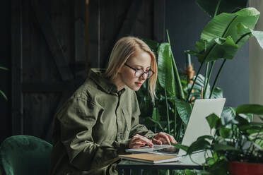 Dedicated freelancer working on laptop at home office - VSNF00046