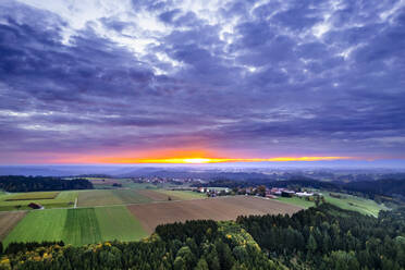 Deutschland, Baden-Württemberg, Dramatische Wolken über Feldern im Schwäbisch-Fränkischen Wald bei Sonnenaufgang - STSF03558