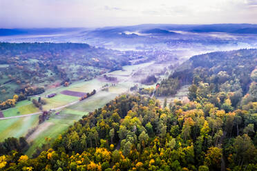 Deutschland, Baden-Württemberg, Drohnenansicht des Wieslauftals am nebligen Herbstmorgen - STSF03562