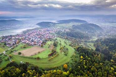 Deutschland, Baden-Württemberg, Drohnenansicht eines Dorfes im Remstal bei nebligem Morgengrauen - STSF03566