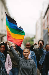 Eine Frau hält die Regenbogenfahne bei der Gay Pride Parade in der Stadt. Unterstützer und Mitglieder der LGBTQI-Gemeinschaft während einer Queer Pride Parade. - JLPSF11487