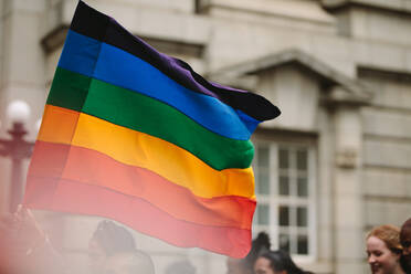 Schwule Regenbogenfahne während der Gay Pride Parade in der Stadt. Parade-Teilnehmer nehmen am Gay Pride March teil. - JLPSF11488