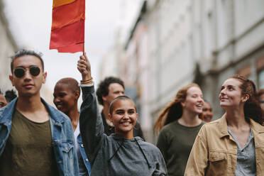 Demonstranten bei der Gay Pride Parade in der Stadt. LGBTQI-Gemeinschaft während einer Gay Pride Parade. Stoppt den Hass. - JLPSF11492