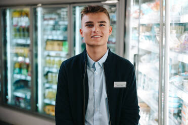 Supermarkt-Praktikant. Junger männlicher Arbeiter bei einem Ferienjob in einem Lebensmittelgeschäft. - JLPSF11965