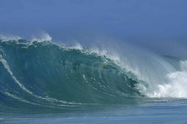 Brechende Welle am Pazifischen Ozean - RUEF03813