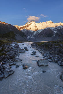 Neuseeland, Region Canterbury, Hooker River in der Morgendämmerung mit Mount Sefton im Hintergrund - RUEF03824