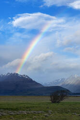 Neuseeland, Region Canterbury, Blick auf den Regenbogen über dem Tasman-Tal - RUEF03827