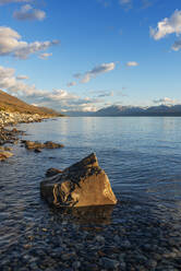 Neuseeland, Region Canterbury, Findling am Ufer des Pukaki-Sees - RUEF03830