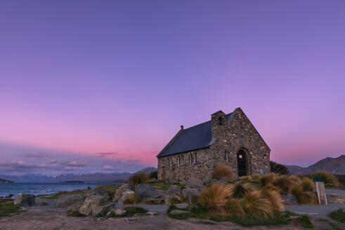 Neuseeland, Region Canterbury, Lake Tekapo, Kirche des Guten Hirten in der violetten Abenddämmerung - RUEF03833