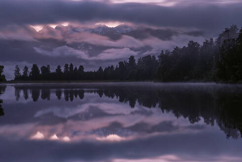 Neuseeland, Canterbury Region, Langzeitbelichtung des Matheson-Sees in der Morgendämmerung - RUEF03834