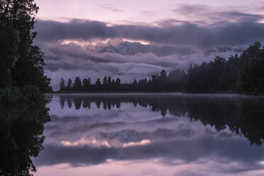 Neuseeland, Canterbury Region, Langzeitbelichtung des Matheson-Sees in der Morgendämmerung - RUEF03835