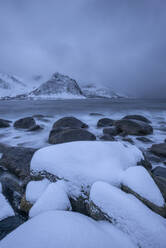 Norwegen, Troms og Finnmark, Schneebedeckte Felsbrocken im Tungenest Rasteplass - RUEF03850