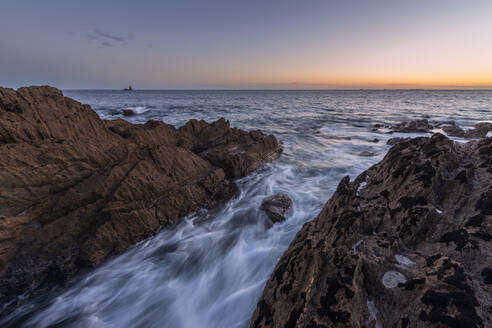 Frankreich, Bretagne, Felsenküste von Pointe Saint Mathieu in der Abenddämmerung - RUEF03854