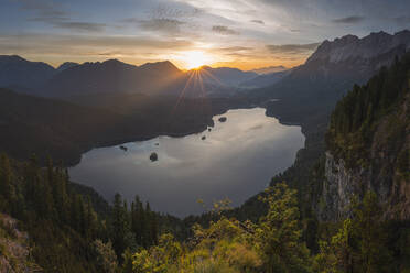 Deutschland, Bayern, Blick auf den Eibsee bei Sonnenaufgang - RUEF03860