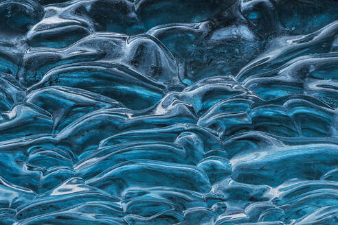 Unebene Kurven auf der Oberfläche des sauberen Eises eines Gletschers im Winter im Vatnajokull-Nationalpark in Island - ADSF39877