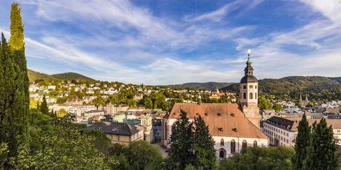 Deutschland, Baden-Württemberg, Baden-Baden, Panoramablick auf Stadt im Schwarzwald mit Kirche im Vordergrund - WDF07062