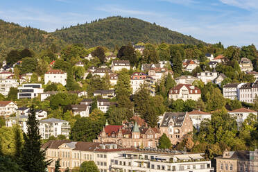 Deutschland, Baden-Württemberg, Baden-Baden, Häuser und Villen einer Stadt am Hang im Schwarzwald - WDF07063