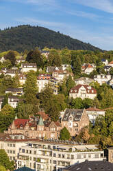 Deutschland, Baden-Württemberg, Baden-Baden, Häuser und Villen einer Stadt am Hang im Schwarzwald - WDF07065