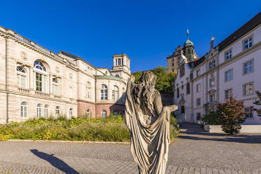 Deutschland, Baden-Württemberg, Baden-Baden, Statue vor der Kur- und Klosterschule Friedrichsbad - WDF07070