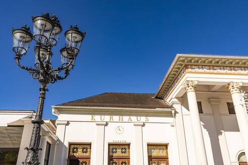 Deutschland, Baden-Württemberg, Baden-Baden, Straßenlaterne vor dem Kurhaus Casino - WDF07074