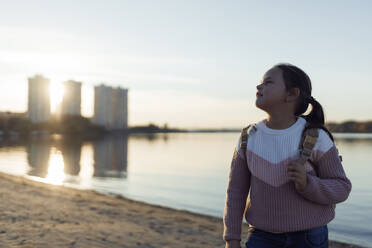 Mädchen mit Rucksack am Strand - JBUF00081