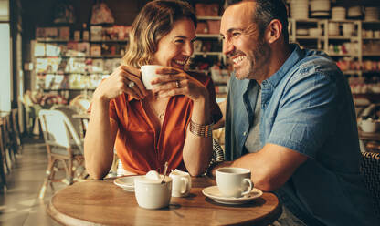 Ein Paar trinkt Kaffee in einem Café. Ein Mann und eine Frau treffen sich in einem Cafe. - JLPSF12454