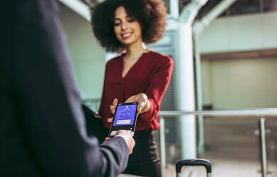 Frau Reisende Boarding zum Flugzeug zeigt Smartphone-Ticket an der Boarding-Eingang. Weiblicher Passagier mit elektronischen Bordkarte an Bord eines Fluges am Flughafen. - JLPSF12680