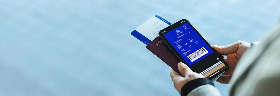 Nahaufnahme einer Frau mit elektronischer Bordkarte auf dem Telefon mit Reisepass und Flugticket am Flughafen. Digitales Flugticket auf dem Smartphone Mobile App. - JLPSF12773