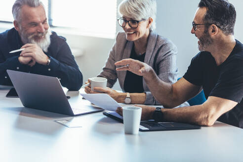 Lächelnde Geschäftsleute diskutieren im Konferenzraum. Glücklich und positiv Business-Team Treffen im Konferenzraum. - JLPSF13045