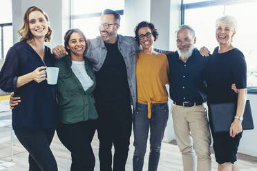Eine Gruppe multiethnischer Geschäftsleute steht zusammen und blickt in die Kamera. Ein Geschäftsteam posiert für ein Gruppenporträt. - JLPSF13143