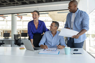 Geschäftskollegen lachen bei einem Treffen im Büro - AMNF00033