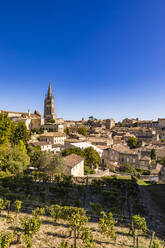 Frankreich, Nouvelle-Aquitaine, Saint-Emilion, Ansicht der historischen Stadt mit monolithischer Kirche im Hintergrund - WDF07077
