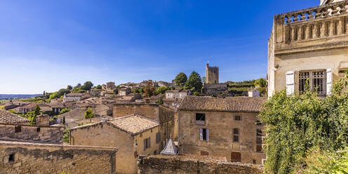 Frankreich, Nouvelle-Aquitaine, Saint-Emilion, Panoramablick auf Häuser in historischer Stadt - WDF07082