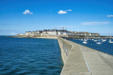 Pier in Richtung Altstadt von St.Malo inmitten des blauen Meeres - FRF00983