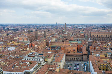 Italien, Emilia-Romagna, Bologna, Luftaufnahme der Altstadt - TAMF03526