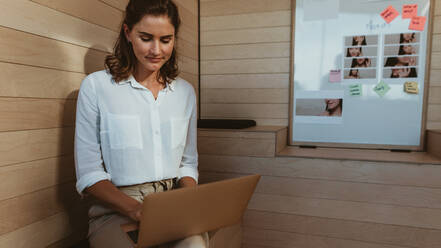 Geschäftsfrau mit Laptop-Computer im Büro. Mid erwachsenen Geschäftsfrau arbeitet am Laptop in kreativen Büro. - JLPSF13827