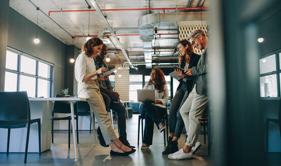 Mitarbeiter treffen sich in einem modernen Büro. Eine Gruppe multiethnischer Geschäftsleute hat eine Besprechung in einem Startup-Büro. - JLPSF13858